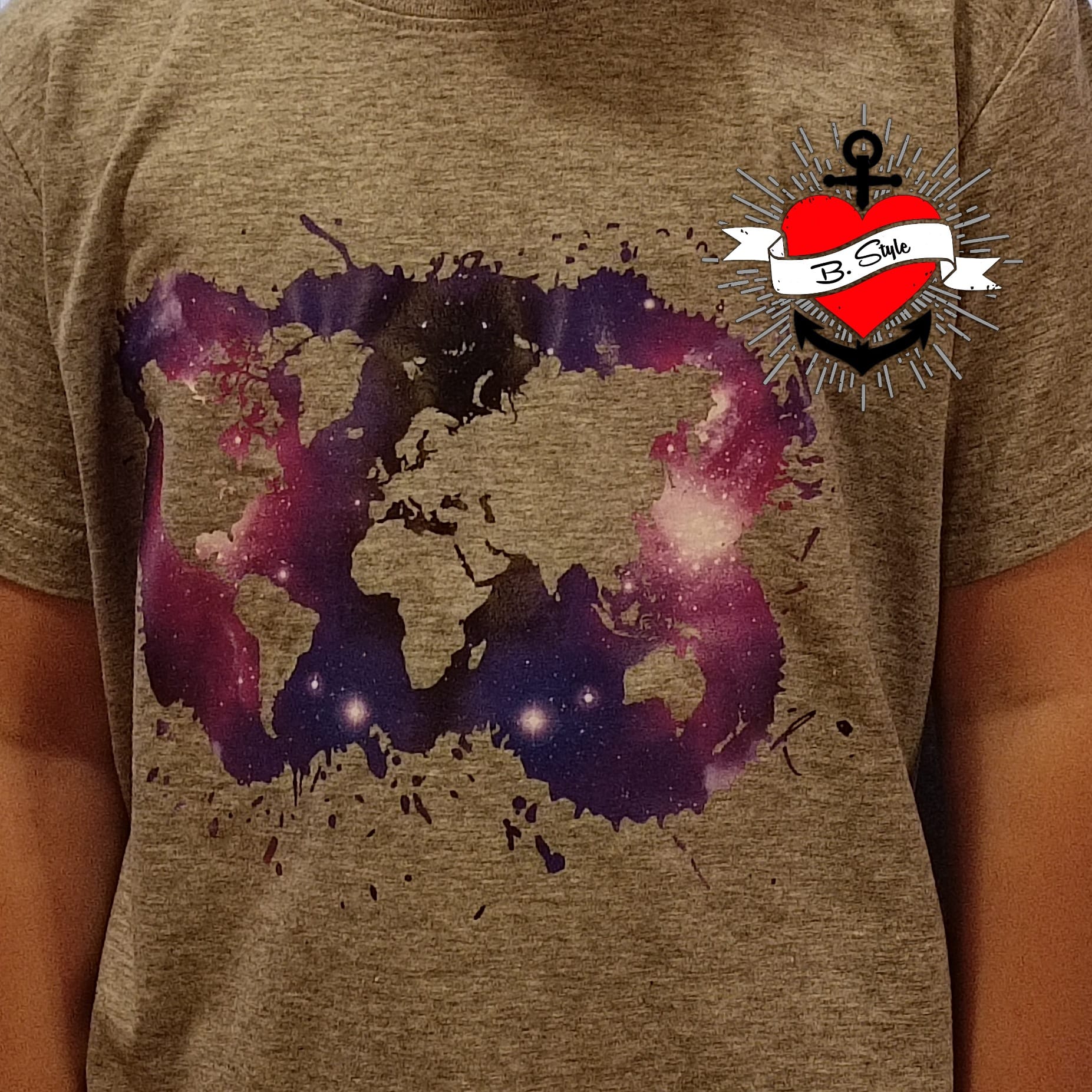 Kinder T-Shirt mit galaktischem Design, das die Weltkarte Plotterdatei von easy-sticks kreativ umsetzt.