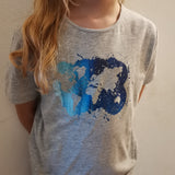 Jungen T-Shirt mit buntem Weltkarten-Print von easy-sticks, gestaltet mit der einzigartigen Weltkarte Plotterdatei.