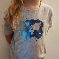 Jungen T-Shirt mit buntem Weltkarten-Print von easy-sticks, gestaltet mit der einzigartigen Weltkarte Plotterdatei.