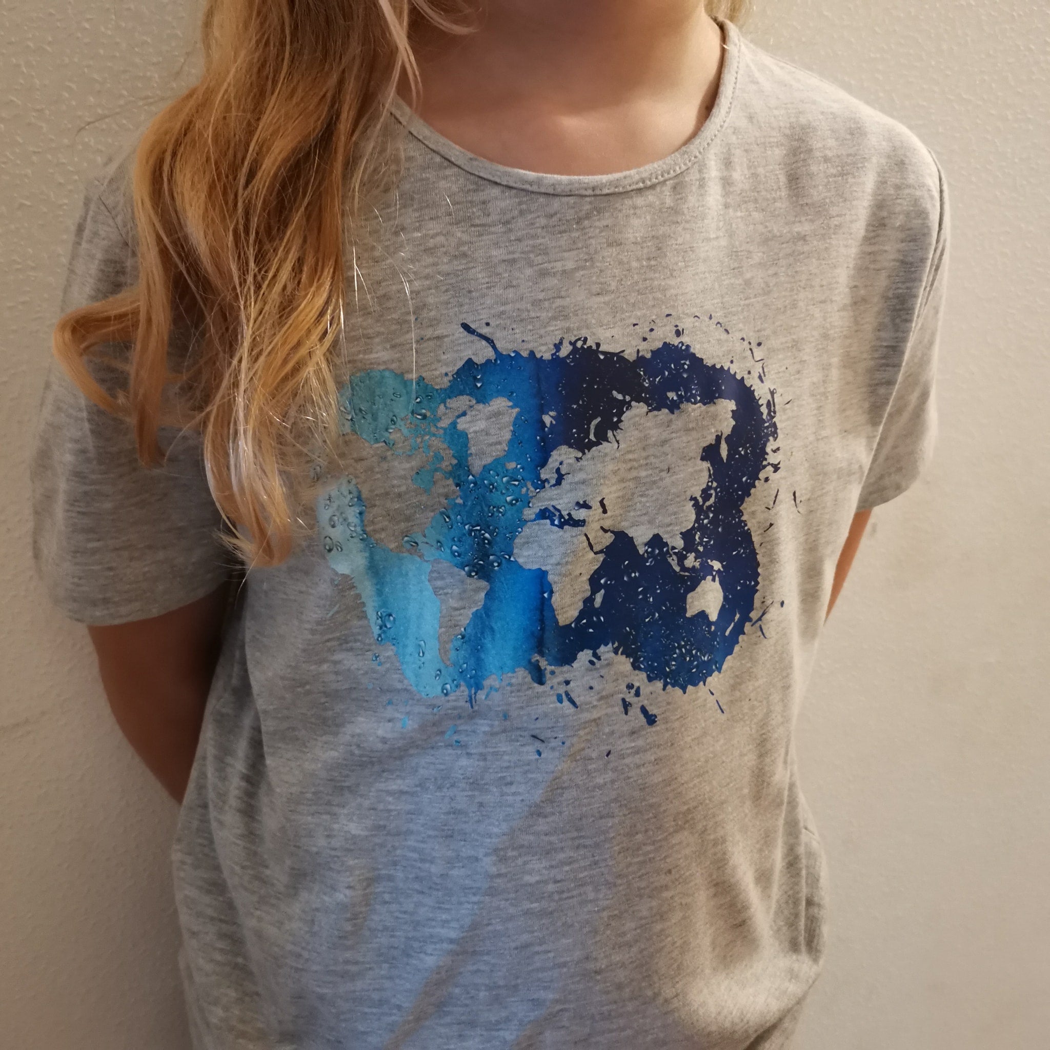 Jungen T-Shirt mit buntem Weltkarten-Print von easy-sticks, gestaltet mit der einzigartigen Weltkarte Plotterdatei.