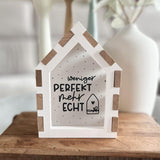 Wunderschöne Laterne von Easy-Sticks mit dem inspirierenden Spruch 'weniger perfekt mehr echt'. Perfekte Dekoration für ein gemütliches Zuhause.