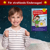 Ein fröhlicher Junge mit einem breiten Lächeln zeigt begeistert seine Hände, während er im Hintergrund von einem glitzernden, winterlichen Szenario umgeben ist. Im Vordergrund ist das Produkt 'Wichtelbriefe Mit Zubehör – 27 Abenteuer-Briefe für ein magisches 2. Wichteljahr zu Weihnachten' von easy-sticks abgebildet, das die Vorfreude auf die Adventszeit fördert.