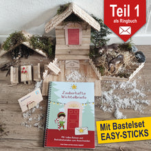 Lade das Bild in den Galerie-Viewer, Ein kreatives Arrangement des Easy-Sticks DIY Wichtelsets von easy-sticks, einschließlich Wichtelbriefen und Zubehör. Auf dem Bild sind ein Wichtelhaus, kleine Bastelmaterialien und das Bastelbuch &#39;Zauberhafte Wichtelbriefe&#39; abgebildet, das eine festliche Vorweihnachtszeit für Kinder verspricht.

