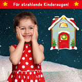 Fröhliches Kind mit rotem Punktekleid und strahlendem Lächeln, umgeben von einem Wichtelhaus zum Ausdrucken von easy-sticks – kreative Wichteltür Alternative zum Dekorieren und Basteln.