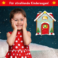 Fröhliches Kind mit rotem Punktekleid und strahlendem Lächeln, umgeben von einem Wichtelhaus zum Ausdrucken von easy-sticks – kreative Wichteltür Alternative zum Dekorieren und Basteln.