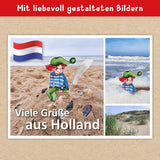 wunderschöne Wichtelgrüße aus Holland. Auf der Postkarte sieht man, wie der Wichtel am Strand auf einem Sandberg sitzt und im Meer badet. Außerdem eine Dünenlandschaft.