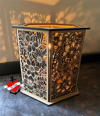Ein wunderschönes Blumen Windlicht von easy-sticks, gestaltet aus einer Laserdatei. Das zarte Design aus Holz wirkt elegant und wirft faszinierende Schatten, perfekt für stimmungsvolle Beleuchtung in jedem Raum.