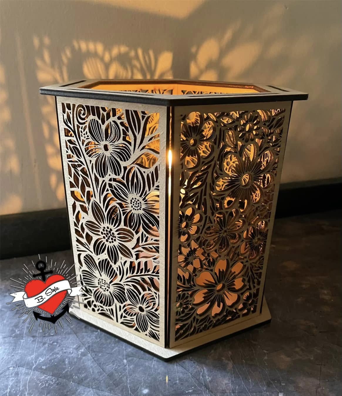 Ein wunderschönes Blumen Windlicht von easy-sticks, gestaltet aus einer Laserdatei. Das zarte Design aus Holz wirkt elegant und wirft faszinierende Schatten, perfekt für stimmungsvolle Beleuchtung in jedem Raum.