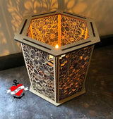 Kreatives Windlicht mit filigranen Blumenmustern, das die Laserdatei von easy-sticks zeigt. Ideal zum Gestalten, Titel: Blumen Windlicht Laserdatei 3 & 4 mm.