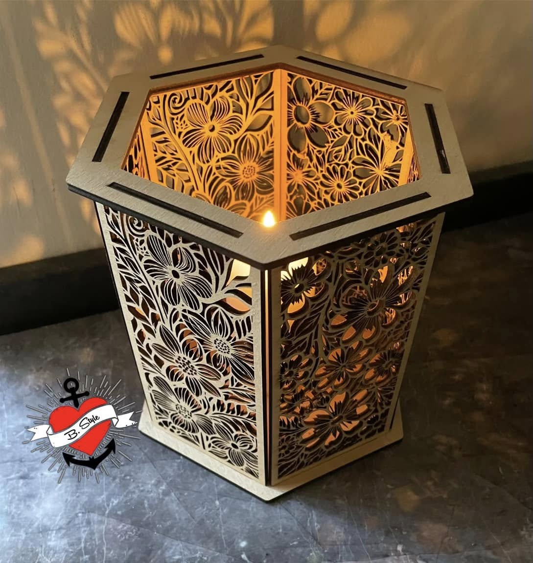 Kreatives Windlicht mit filigranen Blumenmustern, das die Laserdatei von easy-sticks zeigt. Ideal zum Gestalten, Titel: Blumen Windlicht Laserdatei 3 & 4 mm.
