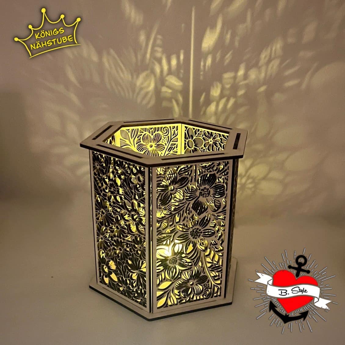 Leuchtendes Windlicht mit floralem Design, das durch die Laserdatei von easy-sticks inspiriert ist. Perfekt für stimmungsvolle Beleuchtung, Titel: Blumen Windlicht Laserdatei 3 & 4 mm.