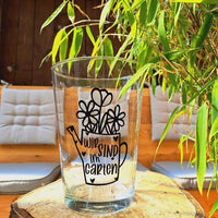 Ein personalisiertes Glas mit dem Design 'Wir sind im Garten' aus dem Gartenliebe Plotterdateien Bundle von easy-sticks, perfekt für Gartenliebhaber.
