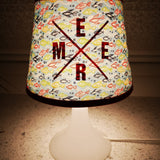 Lampe mit buntem Lampenschirm, dekoriert mit dem Design der "X Worte" Plotterdatei von easy-sticks.
