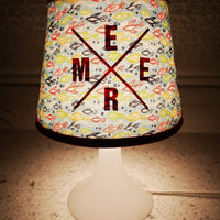 Lampe mit buntem Lampenschirm, dekoriert mit dem Design der "X Worte" Plotterdatei von easy-sticks.