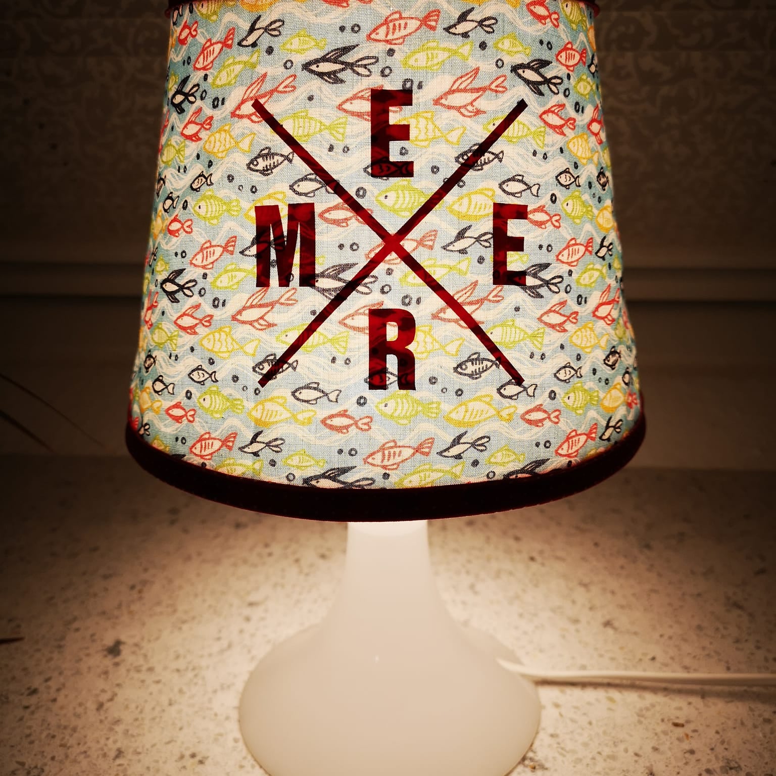 Lampe mit buntem Lampenschirm, dekoriert mit dem Design der "X Worte" Plotterdatei von easy-sticks.