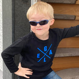 Schlauer Junge in Sonnenbrille und schwarzem Shirt mit blauem Schriftzug, inspiriert von der "X Worte" Plotterdatei von easy-sticks.