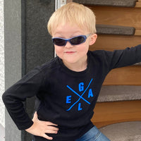 Schlauer Junge in Sonnenbrille und schwarzem Shirt mit blauem Schriftzug, inspiriert von der "X Worte" Plotterdatei von easy-sticks.
