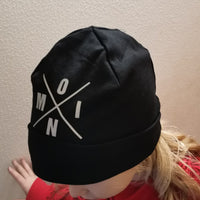 Schwarze Mütze mit weißem Aufdruck "X Worte", getragen von einem Kind, erhältlich von easy-sticks.