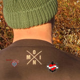 Hinteransicht eines Mannes in grüner Strickmütze mit grauem Shirt, darauf der Aufdruck "X Worte" von easy-sticks.