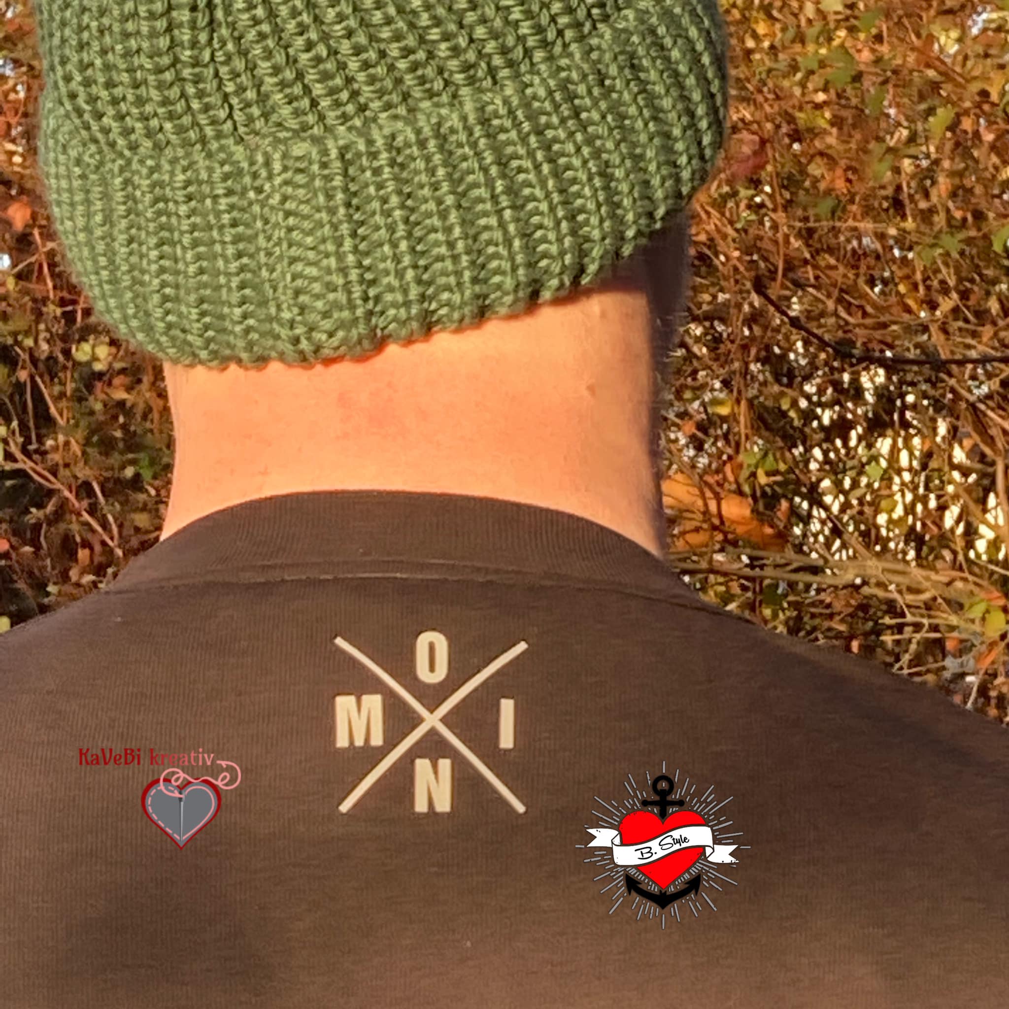 Hinteransicht eines Mannes in grüner Strickmütze mit grauem Shirt, darauf der Aufdruck "X Worte" von easy-sticks.