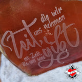 Elegante Gravur auf einem Glas mit dem spruch "Zeit, die wir uns nehmen, ist die Zeit, die uns was gibt." von easy-sticks, ideal für kreative Dekorationen.
