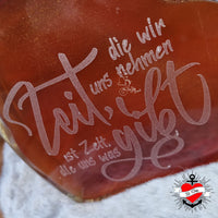 Elegante Gravur auf einem Glas mit dem spruch "Zeit, die wir uns nehmen, ist die Zeit, die uns was gibt." von easy-sticks, ideal für kreative Dekorationen.