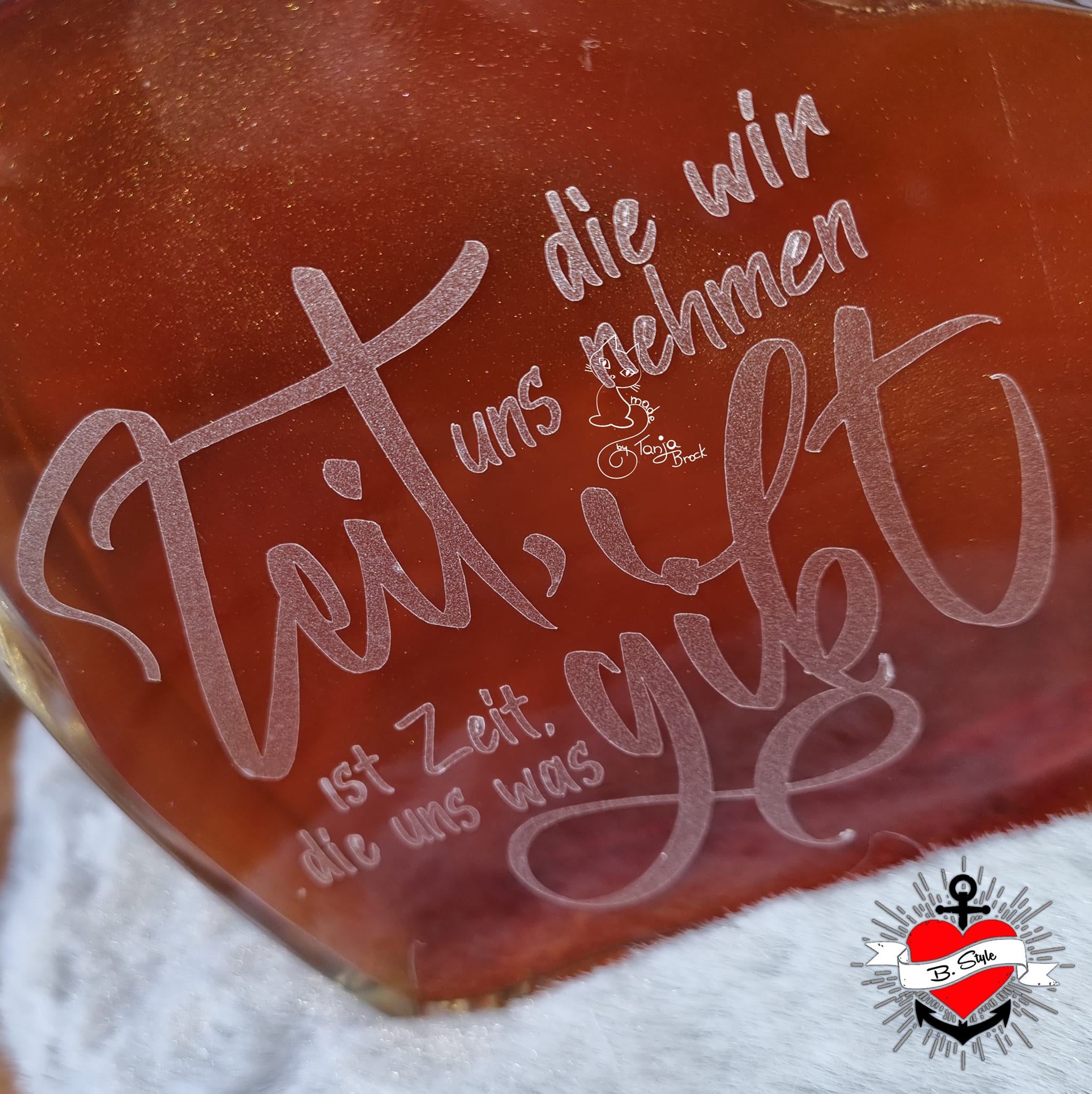 Elegante Gravur auf einem Glas mit dem spruch "Zeit, die wir uns nehmen, ist die Zeit, die uns was gibt." von easy-sticks, ideal für kreative Dekorationen.