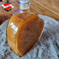 Einzigartige Glasflasche mit personalisiertem Gravurmuster, das die Botschaft "Zeit, die wir uns nehmen, ist die Zeit, die uns was gibt" von easy-sticks zeigt. Perfekt für kreative Projekte in der Geschenkgestaltung.
