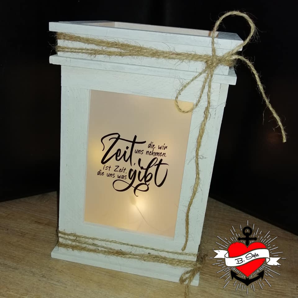 Schöne Holzlaterne mit dem Spruch "Zeit, die wir uns nehmen, ist die Zeit, die uns was gibt." von easy-sticks, perfekt für stimmungsvolle Beleuchtung.