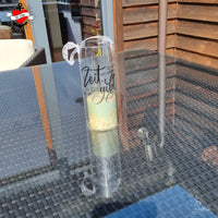 Kreative Glaslaterne mit der Gravur "Zeit, die wir uns nehmen, ist die Zeit, die uns was gibt." von easy-sticks, toll für Heimdekoration und persönliche Geschenke.