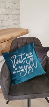 Teppichkissen in Türkis mit der Aufschrift "Zeit, die wir uns nehmen, ist die Zeit, die uns was gibt." von easy-sticks, ein stilvolles Accessoire für dein Zuhause.