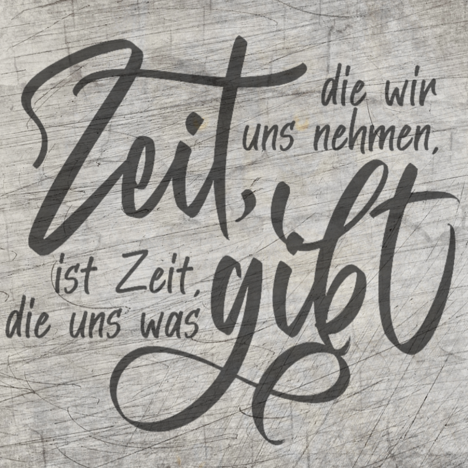 Kreative Plotterdatei von easy-sticks mit dem inspirierenden Spruch "Zeit, die wir uns nehmen, ist die Zeit, die uns was gibt." Ideal für individuelle DIY-Projekte.