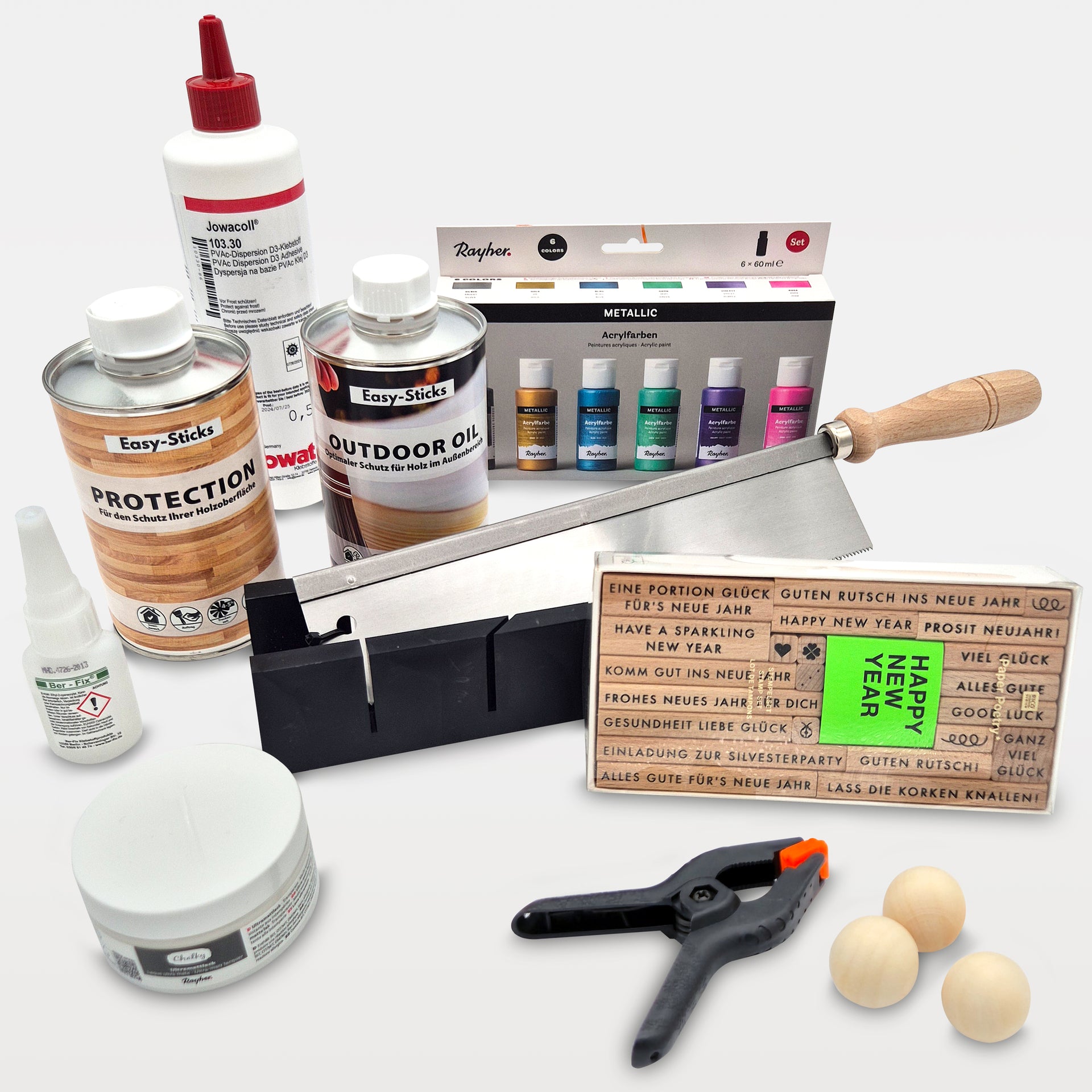 Großes Sortiment an Zubehör um mit den easy-Sticks zu basteln, z.B. Holzleim, Kleber, Schutzöl, Öl, Stempel, Klemmen, Säge, Wolle und Farbe