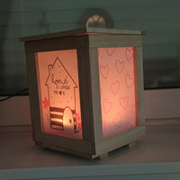 DIY Laterne mit Home-Motiv: "Home is where the heart is" von easy-sticks. Die Laterne zeigt ein stilvolles Design mit Herzen und einem charmanten Hausmotiv, perfekt für die Wohnraumdekoration und kreative Bastelprojekte.