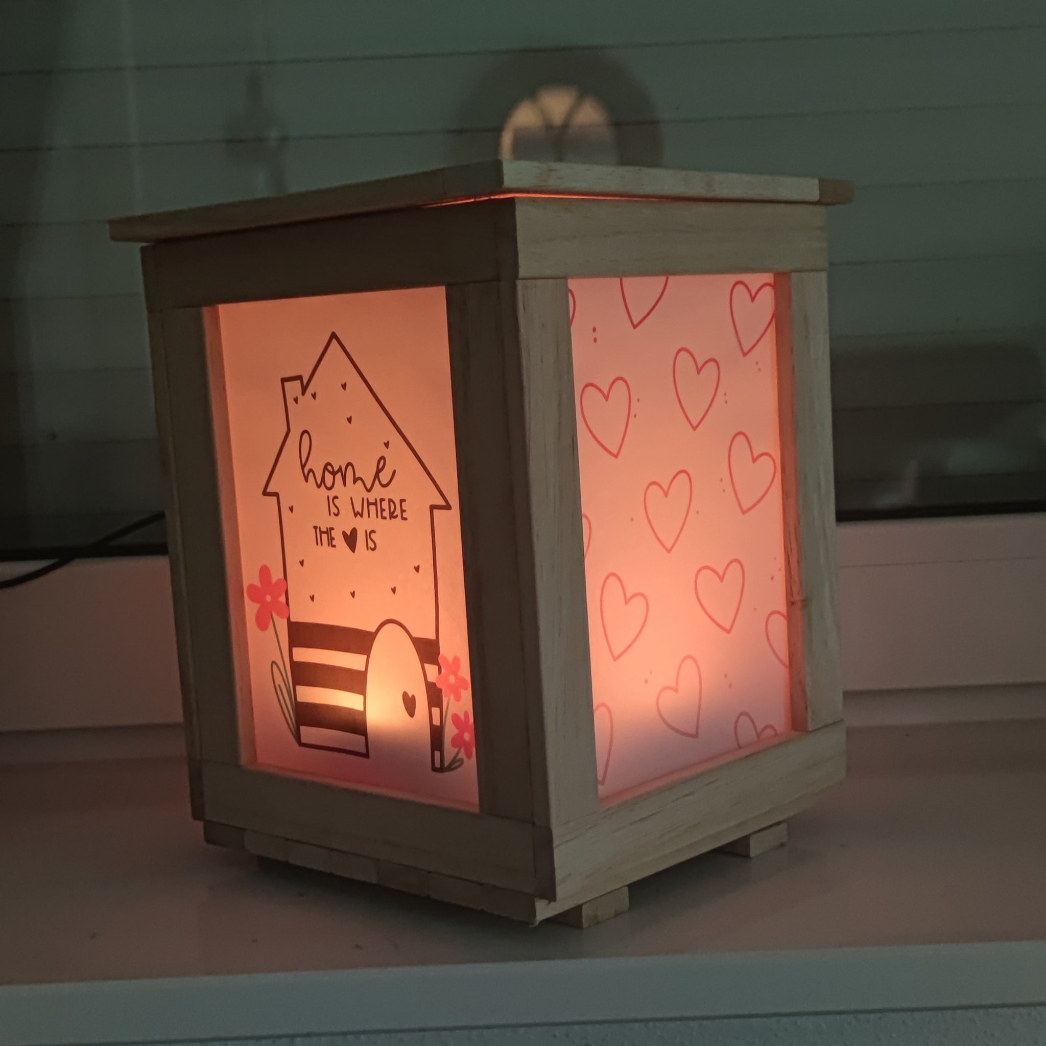 DIY Laterne mit Home-Motiv: "Home is where the heart is" von easy-sticks. Die Laterne zeigt ein stilvolles Design mit Herzen und einem charmanten Hausmotiv, perfekt für die Wohnraumdekoration und kreative Bastelprojekte.