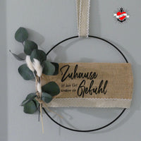 Elegante Wanddekoration aus Jute mit dem Spruch 'Zuhause ist kein Ort, sondern ein Gefühl' von easy-sticks - eine inspirierende Plotterdatei für kreative Bastelideen.