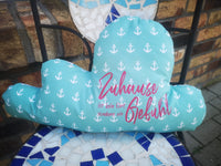 Gemütliches Kissen mit maritimem Design und dem schriftlichen Design 'Zuhause ist kein Ort, sondern ein Gefühl' von easy-sticks, ideal für Heimdekoration.