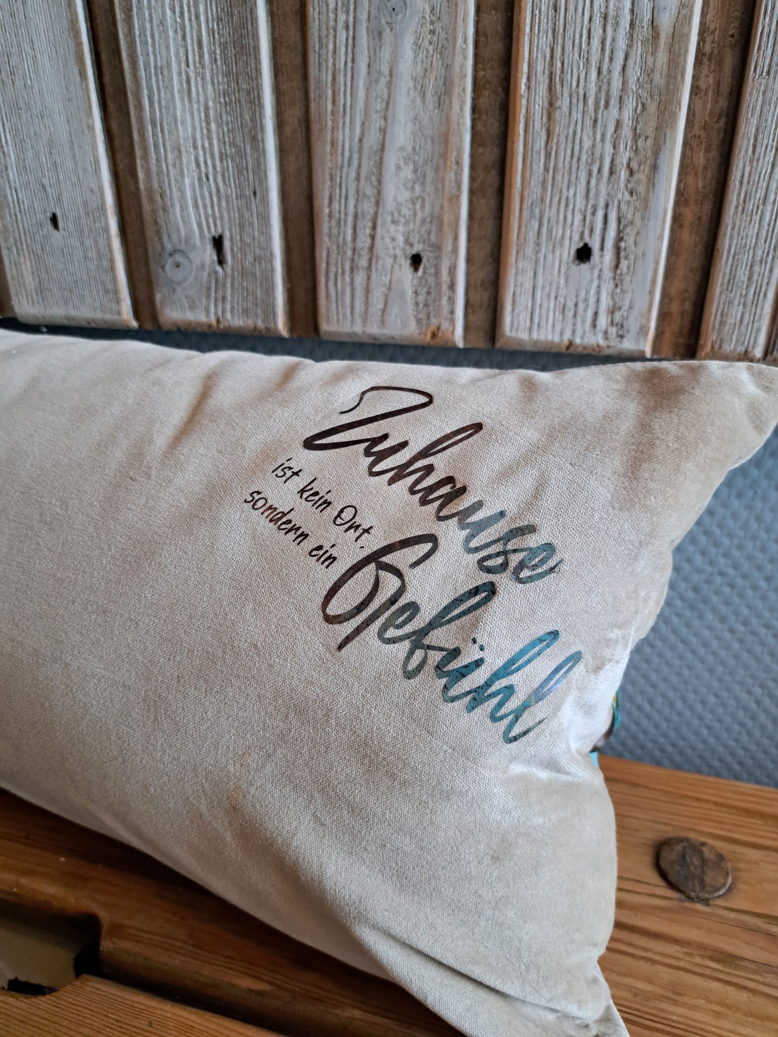 Gemütliches Kissen von easy-sticks, verziert mit dem Spruch 'Zuhause ist kein Ort, sondern ein Gefühl', perfekt für Wohnraumgestaltung und persönliche Geschenke.