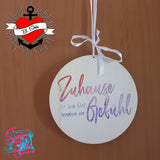 Kreatives Deko-Schild von easy-sticks mit der Aufschrift 'Zuhause ist kein Ort, sondern ein Gefühl', ideal für Heimdekoration und DIY-Projekte.