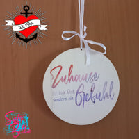 Kreatives Deko-Schild von easy-sticks mit der Aufschrift 'Zuhause ist kein Ort, sondern ein Gefühl', ideal für Heimdekoration und DIY-Projekte.