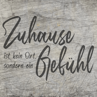 Kreatives Holzdesign mit der Aufschrift 'Zuhause ist kein Ort, sondern ein Gefühl' von easy-sticks - perfekte Plotterdatei für DIY-Projekte.