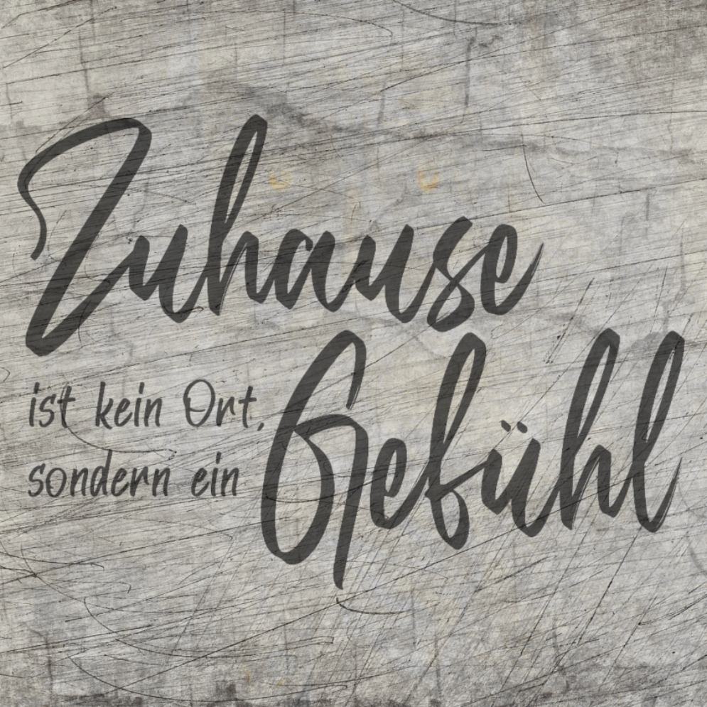 Kreatives Holzdesign mit der Aufschrift 'Zuhause ist kein Ort, sondern ein Gefühl' von easy-sticks - perfekte Plotterdatei für DIY-Projekte.