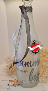 Dekorative Flasche mit Aufschrift "Zusammen sind wir einfach besser" und stilvollen Bändern, designt mit der Plotterdatei von easy-sticks.