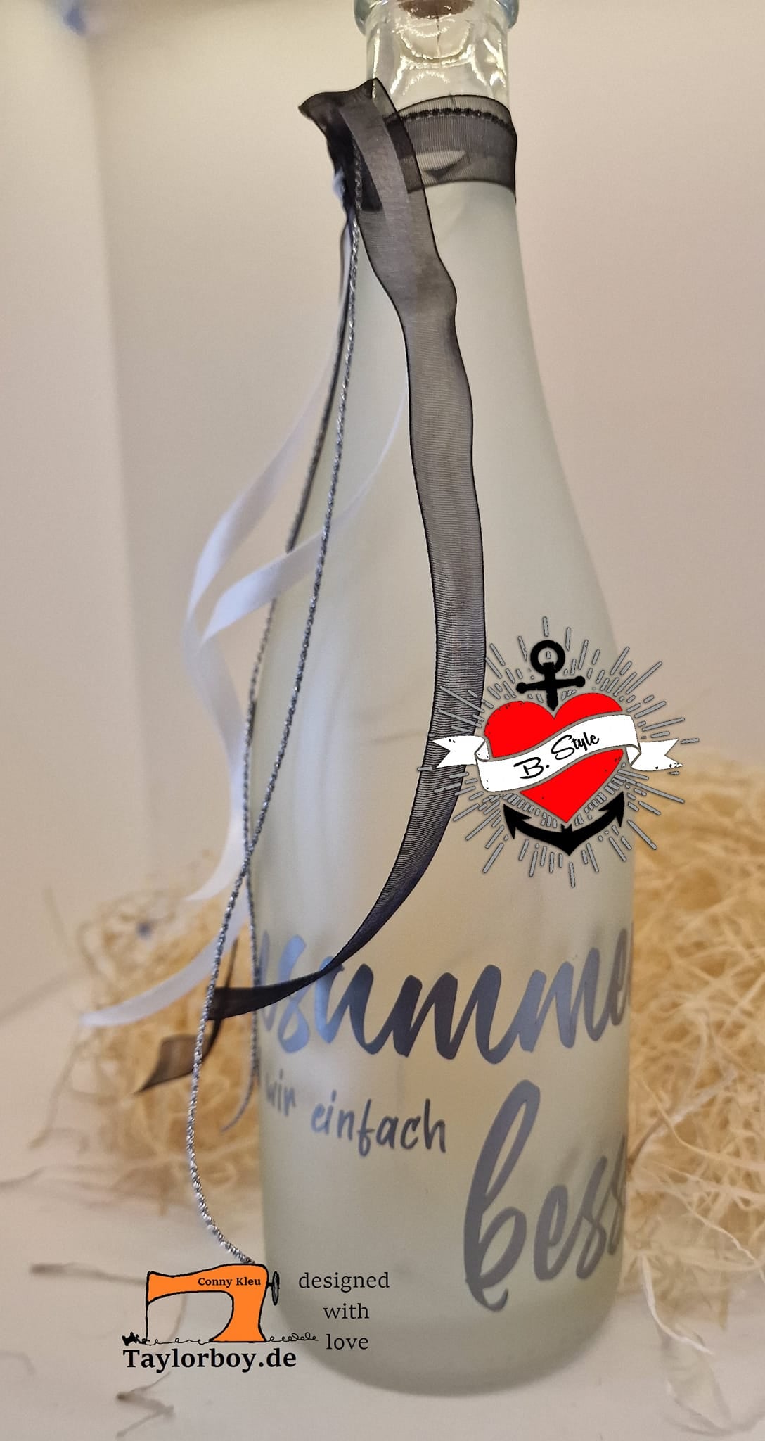 Dekorative Flasche mit Aufschrift "Zusammen sind wir einfach besser" und stilvollen Bändern, designt mit der Plotterdatei von easy-sticks.