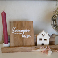 Kreative Dekoration mit Holzblock und Kerze, inspiriert von der Plotterdatei "Zusammen sind wir einfach besser" von easy-sticks.