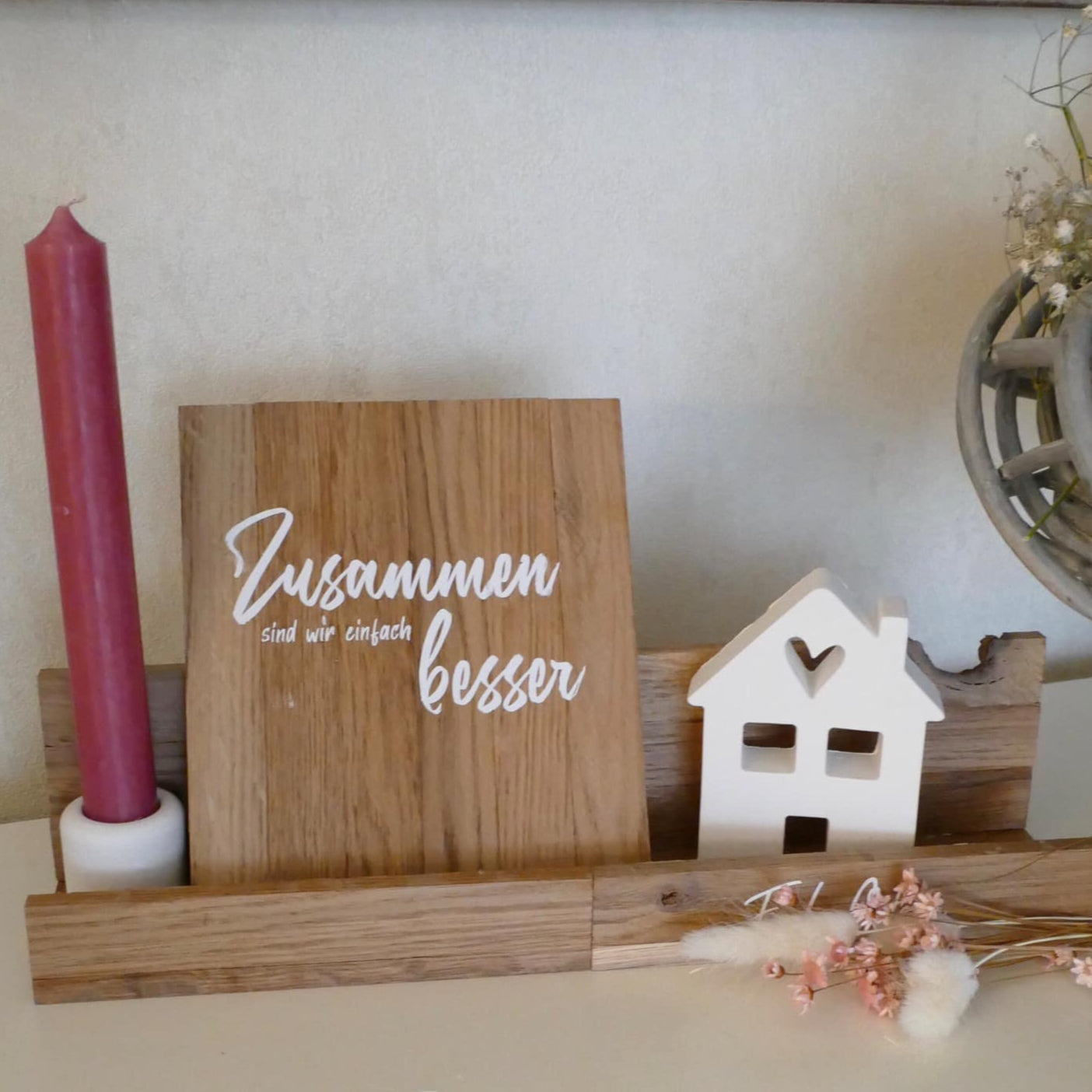Kreative Dekoration mit Holzblock und Kerze, inspiriert von der Plotterdatei "Zusammen sind wir einfach besser" von easy-sticks.