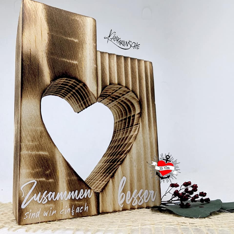 Holzherz mit eingekerbtem Design "Zusammen sind wir einfach besser" von easy-sticks, ideal für kreative DIY-Projekte.