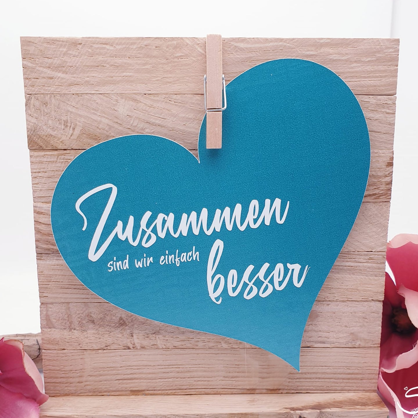 Farbenfrohes Dekorationsdesign mit der Plotterdatei 'Zusammen sind wir einfach besser' von easy-sticks, präsentiert auf einem herzförmigen Schild in einem lebendigen Blauton.
