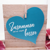 Farbenfrohes Dekorationsdesign mit der Plotterdatei 'Zusammen sind wir einfach besser' von easy-sticks, präsentiert auf einem herzförmigen Schild in einem lebendigen Blauton.