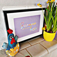 Buntes Wandkunststück mit der Plotterdatei 'Zusammen sind wir einfach besser' von easy-sticks, umrahmt von frischen Blumen und einem charmanten Stoffhuhn.